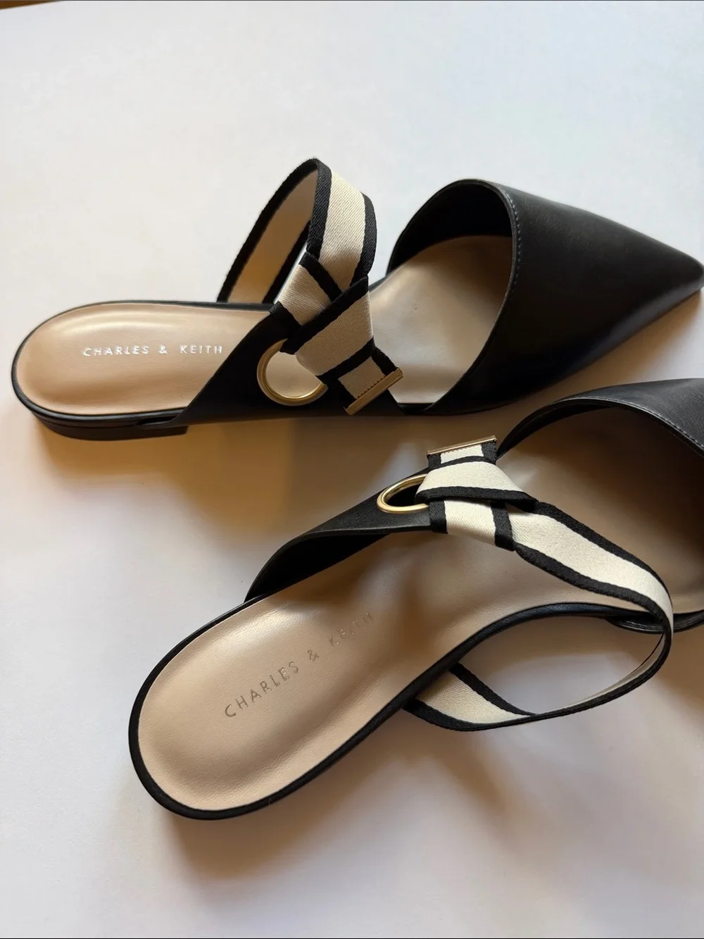 Charles & Keith Black Pointed Mules with Cream Contrast Strap, 39 - Picture 4 of 5